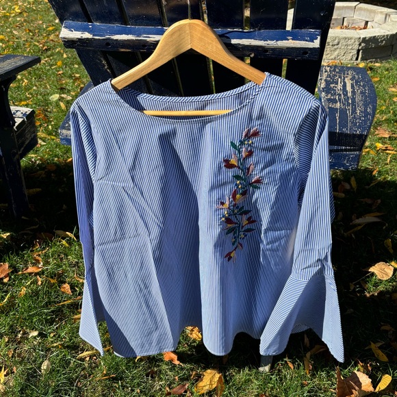 ✨Host pick ✨Ladies Blue & White Stripe Floral Embroidered Bell Sleeve To… - Picture 3 of 16